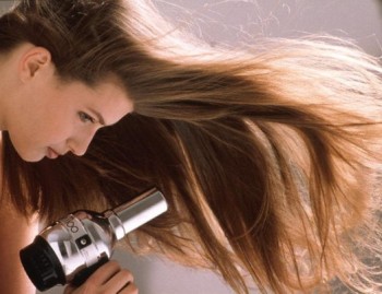 HỎI ĐÁP - Làm sao để đuôi tóc cụp vào nếp dễ dàng?